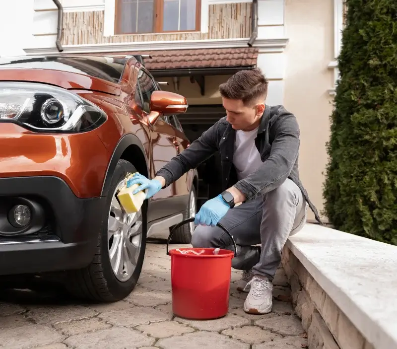 Lavage auto à domicile Plessis-Saint-Benoist : professionnel intervenant sur un véhicule